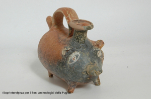 Είχε στην κοιλιά του χάντρες για να χρησιμοποιείται και σαν κουδουνίστρα.